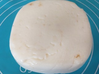 12、牛奶也能炸着吃,时间到了把容器从冰箱里拿出来,倒扣在垫子上