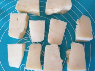 13、牛奶也能炸着吃,切成你喜欢的大小