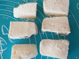 14、牛奶也能炸着吃,奶糕每一面都抹上面粉