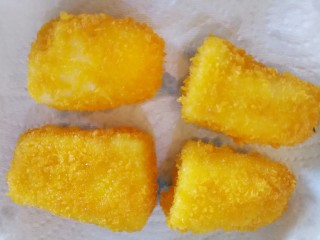 19、牛奶也能炸着吃,炸好的奶糕放在吸油纸上,吸取多余的油