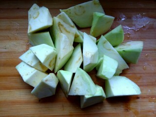 1、家常烧茄子,圆茄子去皮，切滚刀块