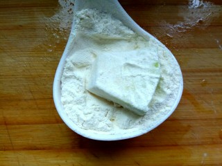 3、家常烧茄子,取适量面粉，把茄子粘上面粉