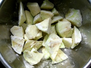 4、家常烧茄子,粘好面粉的茄子放置几分钟，使上面的干面粉变潮湿