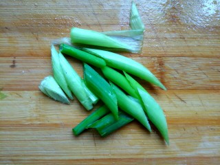 5、家常烧茄子,葱切小段