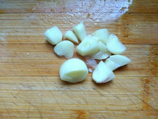 6、家常烧茄子,蒜切片