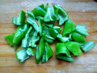 9、家常烧茄子,尖椒切成小块