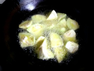 11、家常烧茄子,锅烧热，放入适量植物油，油冒烟，放入裹好面粉的茄子