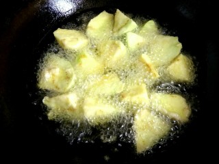 12、家常烧茄子,把茄子炸至金黄