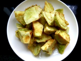 13、家常烧茄子,捞出控油备用