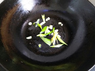 14、家常烧茄子,把锅中油全部倒出，不用留底油，锅上残留的油已经足够，爆香葱姜蒜