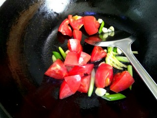 15、家常烧茄子,放入西红柿翻炒