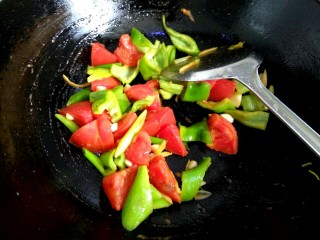 16、家常烧茄子,放入尖椒翻炒，尖椒稍微变软即可