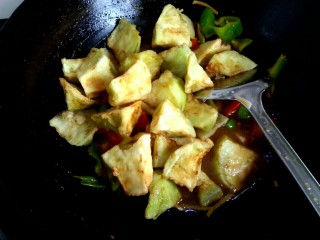 17、家常烧茄子,放入茄子，紧接着放入小碗中的调料汁