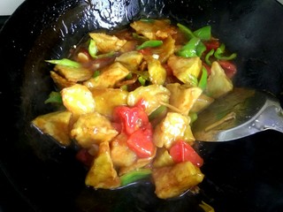 18、家常烧茄子,大火烧开，翻炒均匀，把茄子全部裹上汤汁即可关火出锅