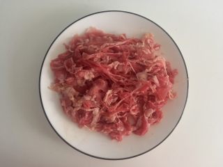1、小牛饭便当,火锅牛肉卷提前放冷藏室解冻（也可用盐水快速解冻）把卷打开抓散（否则容易成坨）