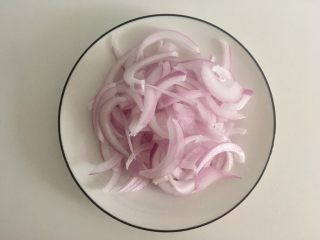 2、小牛饭便当,洋葱切丝