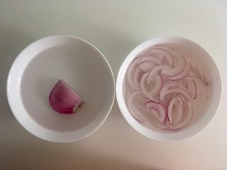 3、小牛饭便当,为了不被洋葱“感动”到哭，可以把洋葱放水里，随切随放入水里