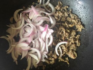 9、小牛饭便当,下洋葱一起翻炒1分钟