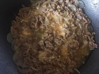 13、小牛饭便当,水淀粉倒入锅内，不停翻动收汁