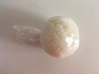 15、小牛饭便当,米饭放保鲜膜上团成团