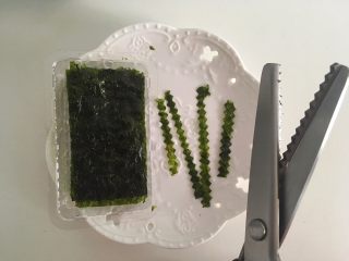 16、小牛饭便当,虎牙剪把海苔剪出形状