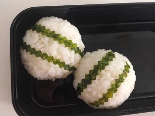 17、小牛饭便当,贴到饭团上，可以撒点黑芝麻