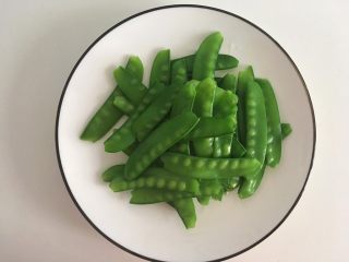 18、小牛饭便当,配菜清炒荷兰豆简单说下～荷兰豆洗净去筋，水开后放盐，加荷兰豆焯水1分半钟