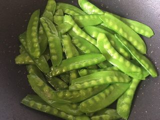 19、小牛饭便当,热锅凉油，可以先放点蒜片爆香，下入荷兰豆，加盐和鸡精简单翻炒几下就好了。（可以放虾仁，先把虾仁炒熟再放荷兰豆）