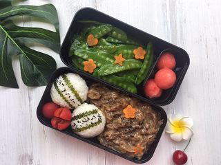 20、小牛饭便当,随意搭配一些胡萝卜、西兰花、圣女果之类的塞满饭盒～（我坦白，那几个西瓜球拍完照就被我吃掉了哈哈）