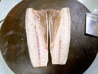 3、盐煎青花鱼,清理内脏，洗干净淤血。