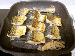 8、盐煎青花鱼,煎至鱼皮焦黄，翻身，继续小火煎。