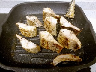 9、盐煎青花鱼,两面都煎好后，把鱼块立起来煎侧面。