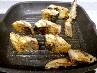 10、盐煎青花鱼,换边煎另一侧。这时已经可以看到漂亮的颜色了。