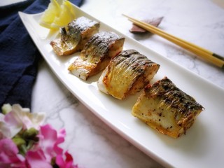 11、盐煎青花鱼,每一面都煎好后，夹起装盘。