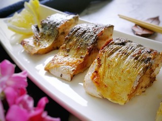 12、盐煎青花鱼,开吃前淋几滴柠檬汁。趁热吃风味最佳。