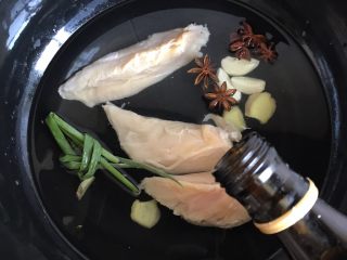 5、凉拌香辣鸡丝,半汤匙料酒；加盖煮8分钟左右，中途可以翻一下鸡脯肉，不宜时间太长，自己把握一下