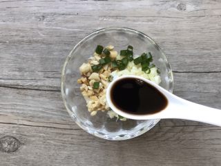 10、凉拌香辣鸡丝,加一汤匙醋