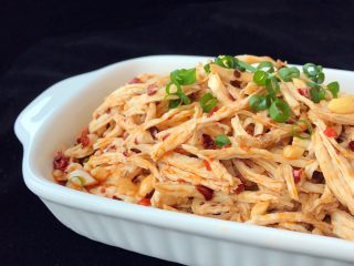 16、凉拌香辣鸡丝,成品：撒葱花、香辣鸡丝完成啦，特别下饭很好吃