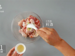 4、酱香浓郁的开胃鲁菜,三步学会秘制酱焖鸡,加入2汤匙料酒