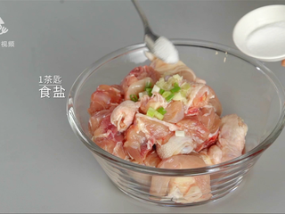 5、酱香浓郁的开胃鲁菜,三步学会秘制酱焖鸡, 加入1茶匙食盐
