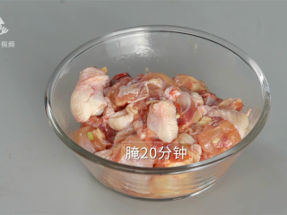 7、酱香浓郁的开胃鲁菜,三步学会秘制酱焖鸡,腌制20分钟