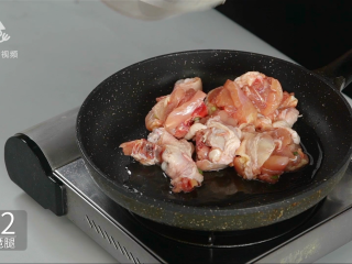 8、酱香浓郁的开胃鲁菜,三步学会秘制酱焖鸡,琵琶腿块入锅