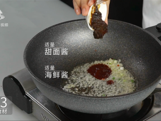 13、酱香浓郁的开胃鲁菜,三步学会秘制酱焖鸡,加入适量甜面酱、海鲜酱