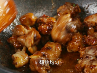 18、酱香浓郁的开胃鲁菜,三步学会秘制酱焖鸡,翻炒均匀