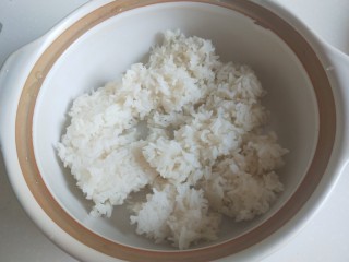 1、广式煲仔饭,米饭提前蒸八成熟放入砂锅。