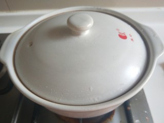 3、广式煲仔饭,盖上盖子小火煮全熟。
