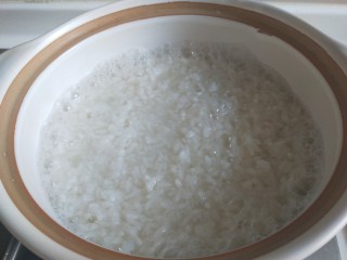 4、广式煲仔饭,米饭冒泡打开可以加料了。