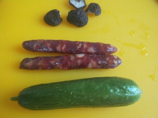 5、广式煲仔饭,准备食材，腊肠，黄瓜，香菇。