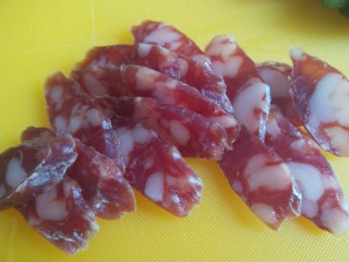 6、广式煲仔饭,腊肠泡五分钟切成片。