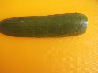 7、广式煲仔饭,黄瓜切开在切半圆形片。